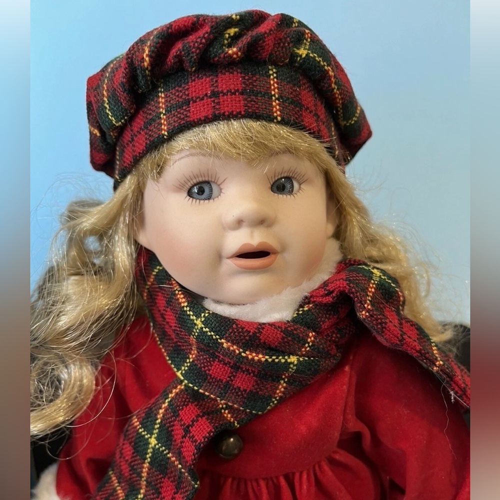 Vintage Doll Heritage Mint 
Nicole 
Christmas Doll & Stand
Blonde Hair Doll
1990